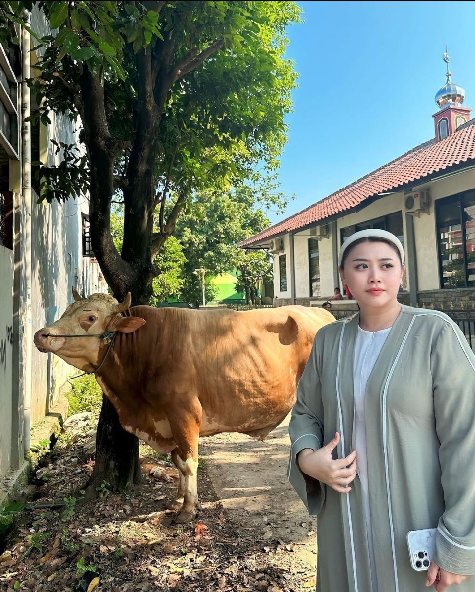 Seleb Menyembelih Sapi di Idul Adha 2023. (Instagram/@clarissaputri_) 