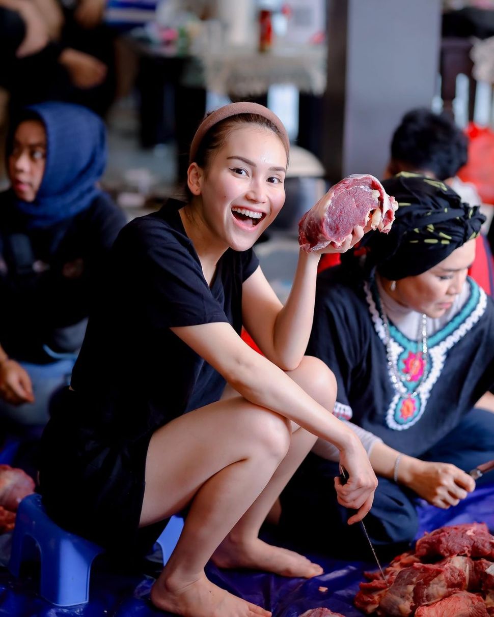 8 Potret Ayu Ting Ting Potong Daging Kurban Celana Pendek Jadi Sorotan