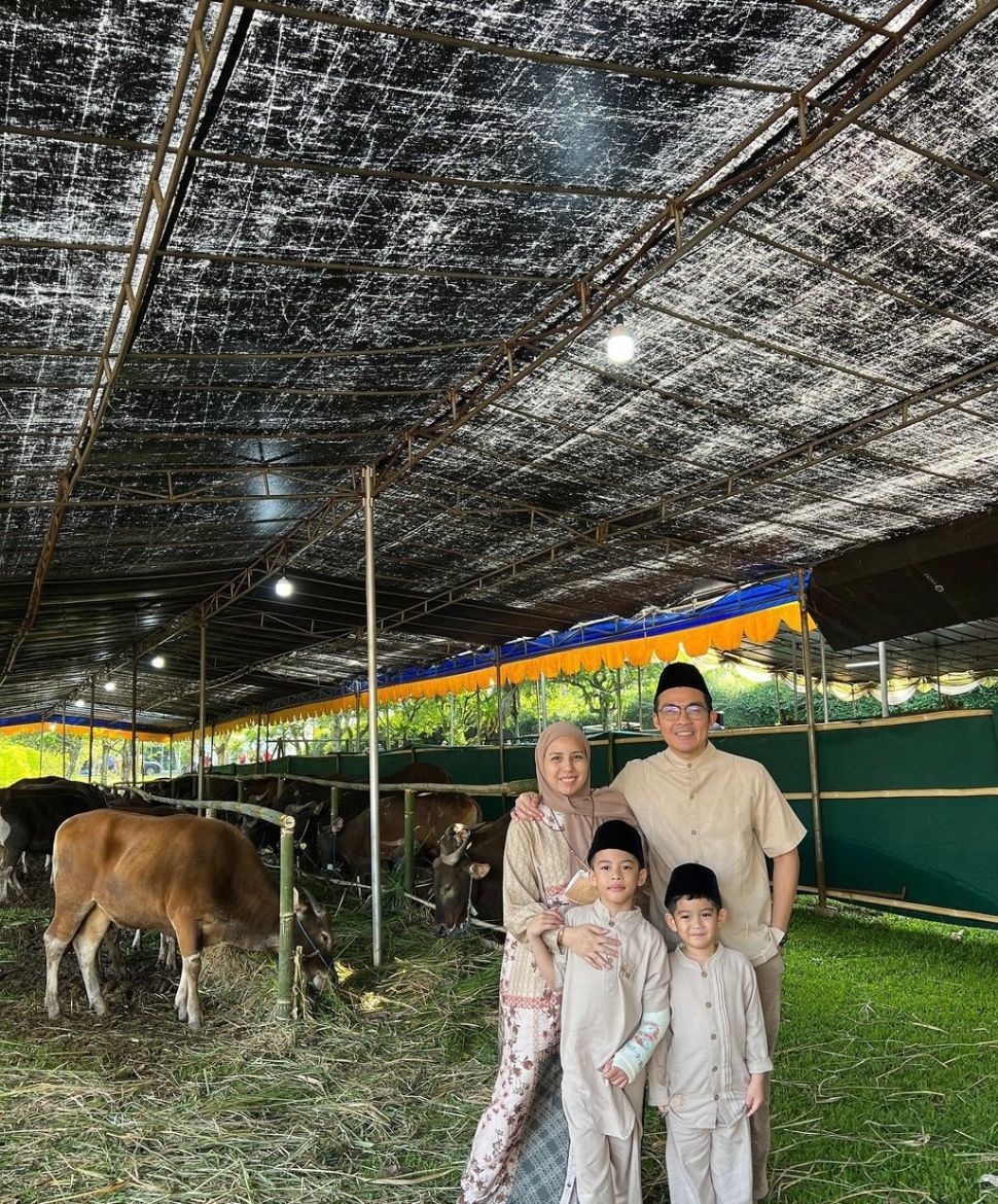 Seleb Menyembelih Sapi di Idul Adha 2023. (Instagram/@tya_ariestya) 