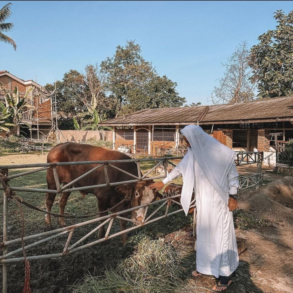 Seleb Menyembelih Sapi di Idul Adha 2023. (Instagram/@hassanalaydrus) 