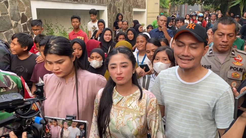 Dewi Perssik usai menghadiri mediasi dengan Ketua RT terkait dugaan penolakan sapi kurban di kawasan Lebak Bulus, Jakarta, Kamis (29/6/2023). [Suara.com/ Adiyoga Priyambodo]