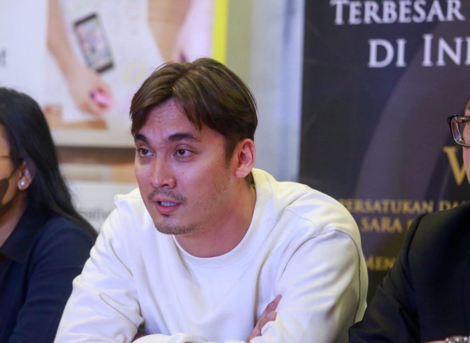 Rendy Kjaernett akhirnya muncul dan minta maaf terkait kegaduhan dalam kasus perselingkuhannya dengan Syahnaz Sadiqah di kawasan Cideng, Jakarta Pusat, Sabtu (1/7/2023). [Rena Pangesti/Suara.com]