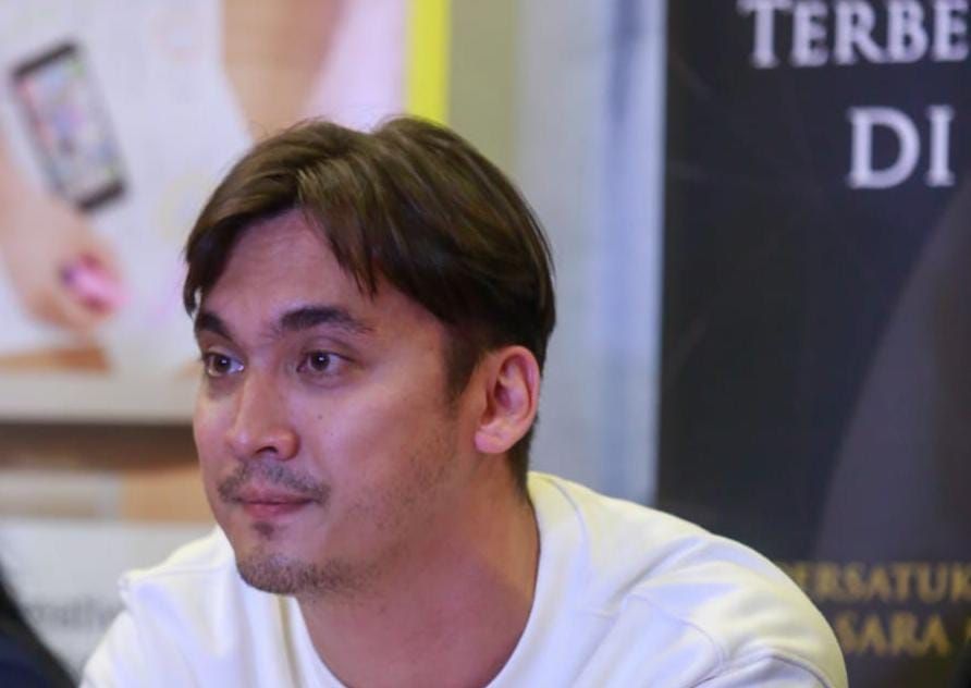 Rendy Kjaernett akhirnya muncul dan minta maaf terkait kegaduhan dalam kasus perselingkuhannya dengan Syahnaz Sadiqah di kawasan Cideng, Jakarta Pusat, Sabtu (1/7/2023). [Rena Pangesti/Suara.com]