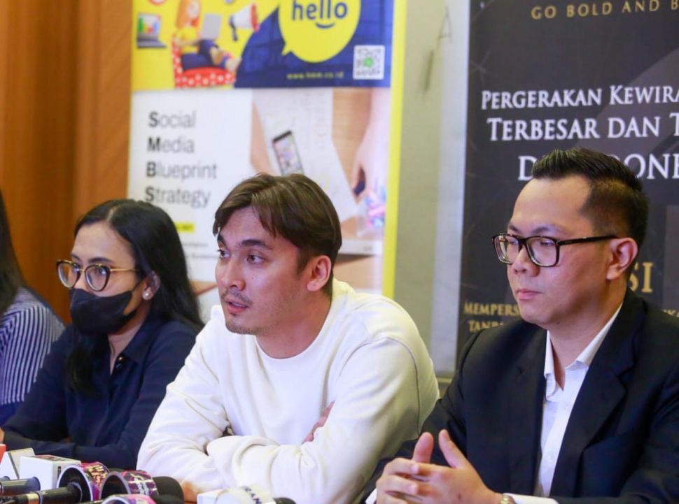 Rendy Kjaernett akhirnya muncul dan minta maaf terkait kegaduhan dalam kasus perselingkuhannya dengan Syahnaz Sadiqah di kawasan Cideng, Jakarta Pusat, Sabtu (1/7/2023). [Rena Pangesti/Suara.com]