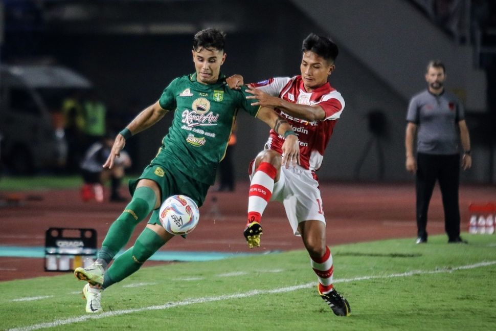 Pesepak bola Persebaya Surabaya Bruno Moreira Soares (kiri) berebut bola dengan pesepak bola Persis Solo Chystna Bhagascara (kanan) pada pertandingan BRI Liga I di Stadion Manahan, Solo, Jawa Tengah, Sabtu (1/7/2023). Persebaya menang atas Persis Solo dengan skor 3-2. ANTARA FOTO/Mohammad Ayudha/foc. 