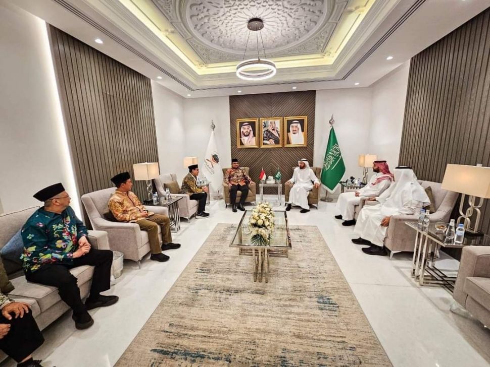 Pertemuan Menteri Agama Yaqut Cholil Qoumas dan Menteri Haji dan Umrah Arab Saudi Taufiq F Al Rabiah di Kantor Kementerian Haji dan Umrah di Makkah, Jumat (30/6/2023) malam. (dok. Kementerian Agama)