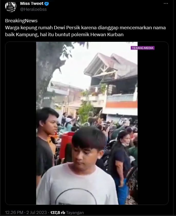 Kerumunan warga menyoraki Dewi Perssik (Twitter)