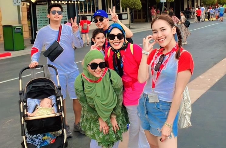 Potret Ayu Ting Ting Ajak Liburan Keluarga ke Singapura.  (Instagram/@ayutingting92)