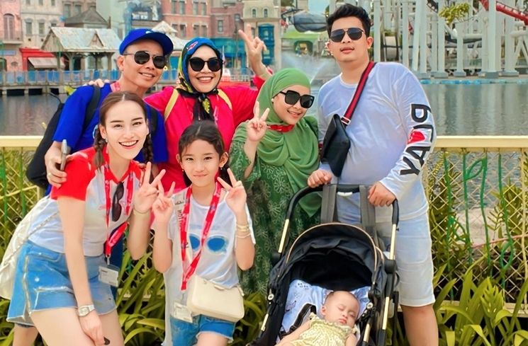 Potret Ayu Ting Ting Ajak Keluarga Liburan ke Singapura. (Instagram/@ayutingting92)