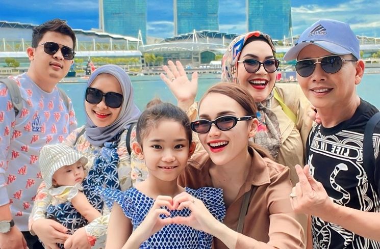 Potret Ayu Ting Ting Ajak Liburan Keluarga ke Singapura.  (Instagram/@ayutingting92)