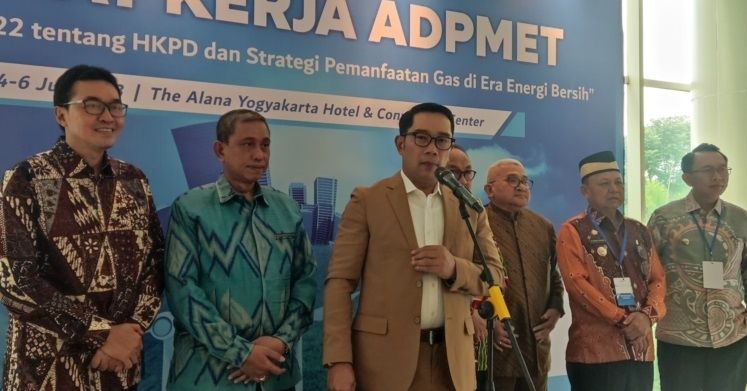 Ketua ADPMET sekaligus kader Partai Golkar, Ridwan Kamil menyampaikan keterangan pada wartawan disela Raker Asosiasi Daerah Penghasil Migas dan Energi Terbarukan, Rabu (5/7/2023). [Kontributor Suarajogja.id/Putu Ayu Palupi]