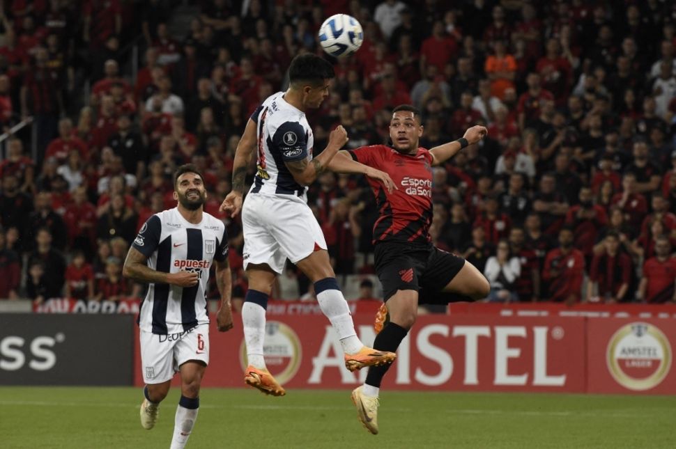 Pemain depan Athletico Paranaense Vitor Roque (tengah) mengontrol bola dalam pertandingan sepak bola leg kedua penyisihan grup Copa Libertadores antara Athletico Paranaense dari Brasil dan Libertad dari Paraguay di stadion Arena da Baixada di Curitiba, Brasil, pada 6 Juni 2023.albari rosa / AFP