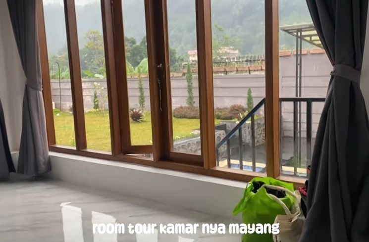 Potret villa yang Diklaim Punya Mayang dan Doddy Sudrajat. (YouTube/Lolly Unyu Official)