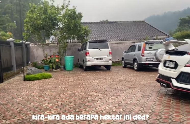 Potret villa yang Diklaim Punya Mayang dan Doddy Sudrajat. (YouTube/Lolly Unyu Official)