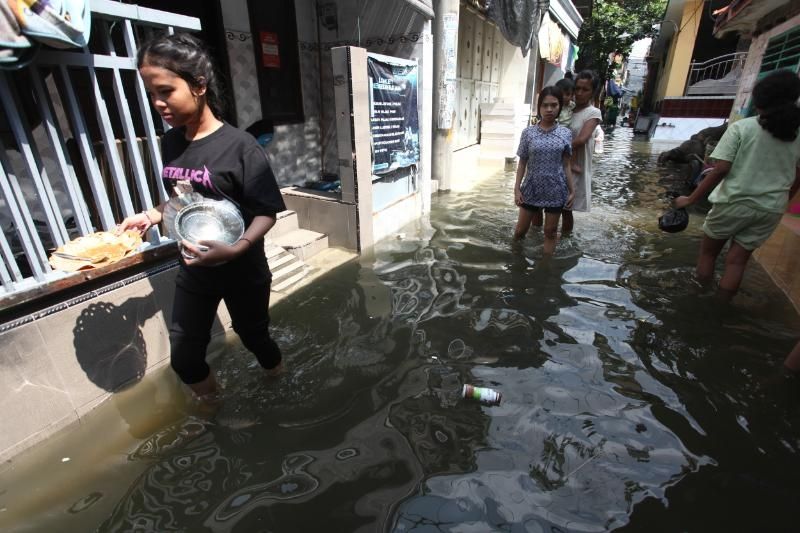 Kampung Morokrembangan terserang banjir rob. [Suarajatim/Dimas Angga]
