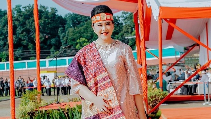 Kahiyang Ayu Tampil Anggun Kenakan Baju Adat Batak (Instagram)