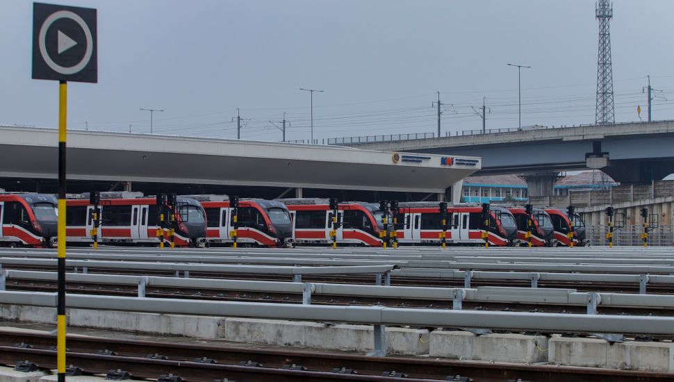 Jajaran rangkaian kereta LRT Jabodebek terpakir di area stabling di depo LRT Jabodebek, Jati Mulya, Bekasi, Jawa Barat, Kamis (6/7/2023). [Suara.com/Alfian Winanto]