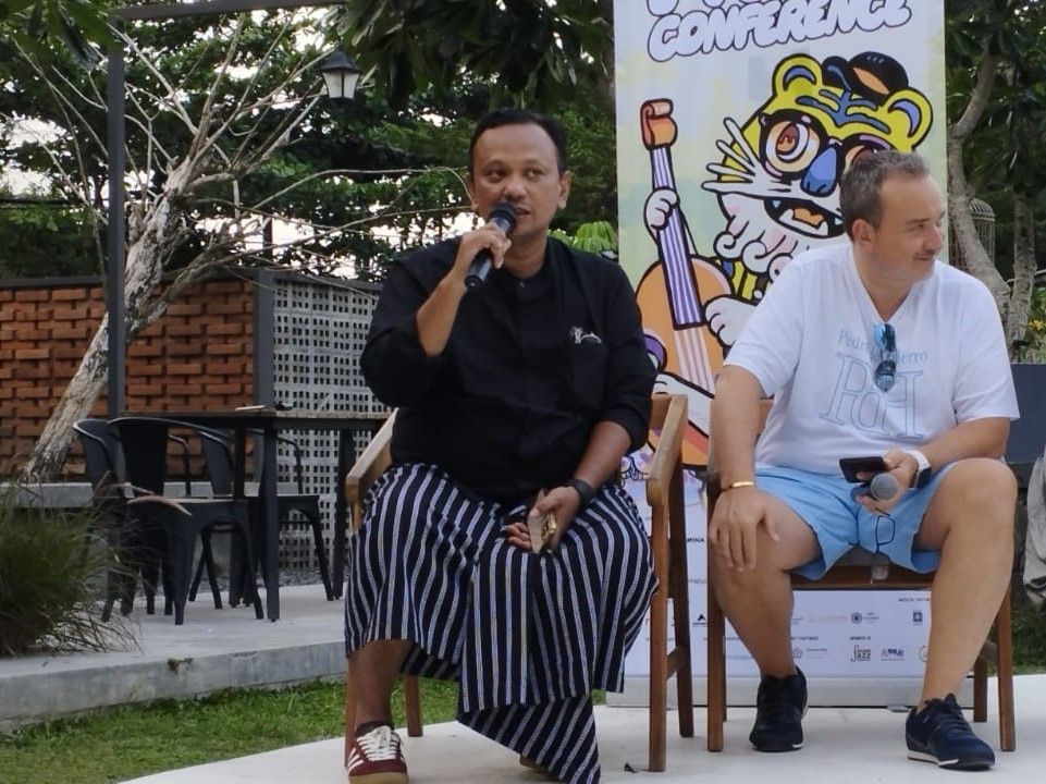 Promotor Prambanan Jazz Anas Syahrul Alimi di Prambanan Cafe (Suara.com/ Rosiana Chozanah)