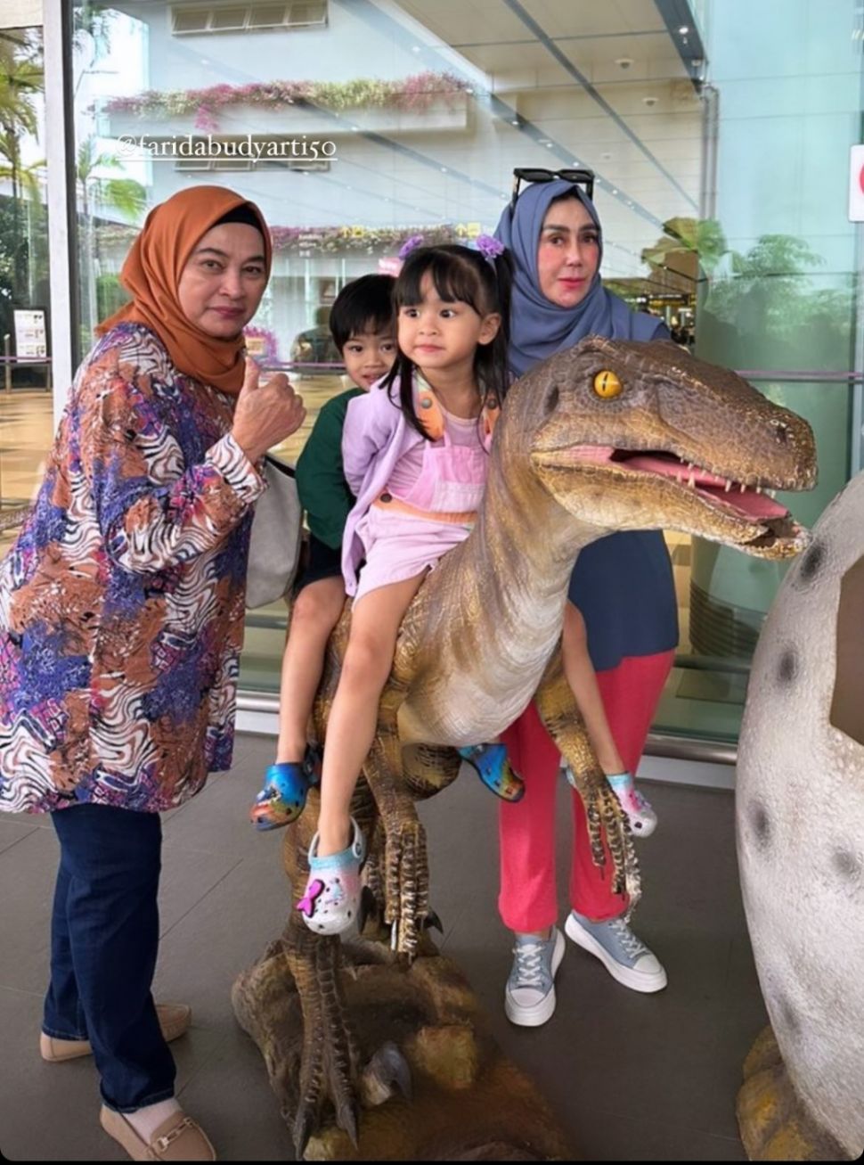 Potret Mama Amy dan Mama Jeje Govinda Momong Cucu Bersama (Instagram)