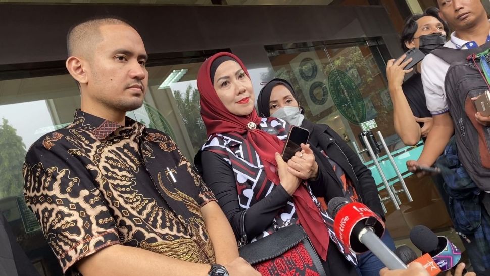 Venna Melinda mengembalikan barang-barang Ferry Irawan di Pengadilan Agama Jakarta Selatan, Kamis (6/7/2023). [Adiyoga Priyambodo/Suara.com]