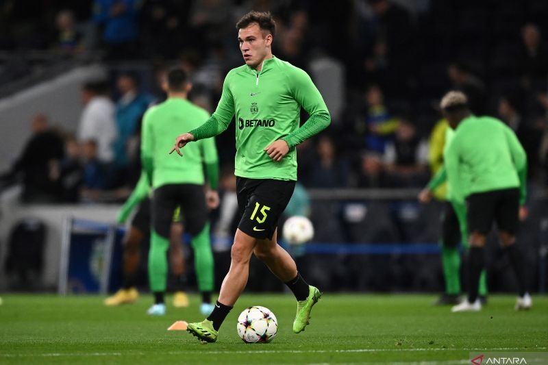 Manuel Ugarte saat melakukan pemanasan jelang pertandingan grup D Liga Champions antara Sporting Lisbon melawan Tottenham Hotspur di London pada 26 Oktober 2022. Manuel Ugarte resmi menjadi pemain baru Paris Saint-Germain pada 7 Juli 2023. ANTARA/AFP/BEN STANSALL