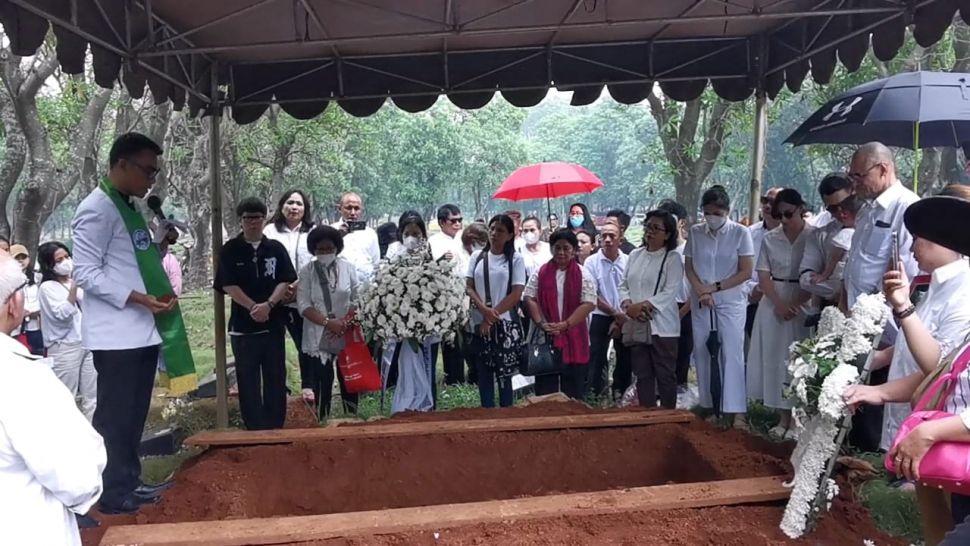 Suasana pemakaman Ibunda Jonas Rivanno di TPU Pondok Ranggon, Jakarta Timur pada Sabtu (8/7/2023) [Suara.com/Rena Pangesti]