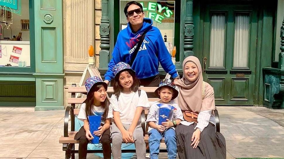 Desta dan Natasha Rizky bersama ketiga anak mereka (Instagram/@desta80s)