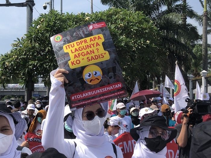 Demonstrasi tolak RUU Kesehatan yang digelar lima organisasi profesi di depan Gedung DPR RI. (Suara.com/Dea)