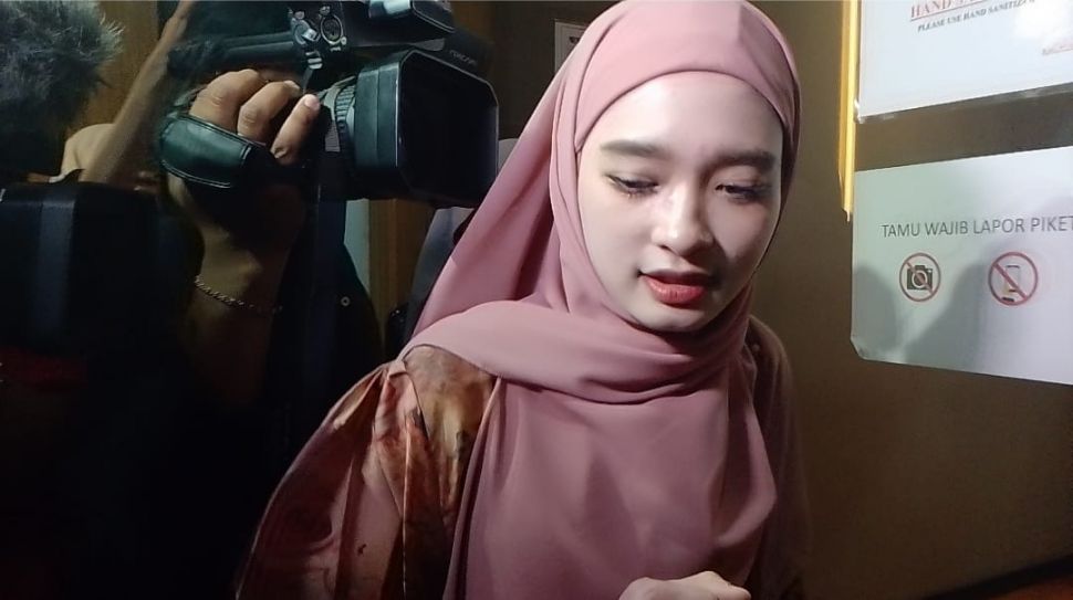 Inara Rusli di Ditreskrimum Polda Metro Jaya pada Kamis (13/7/2023). [Suara.com/Tiara Rosana]