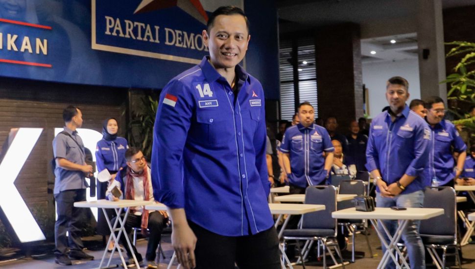 Ketua Umum Partai Demokrat Agus Harimurti Yudhoyono saat menemui awak media usai memberikan pidato politiknya di Kantor DPP Partai Demokrat, Jakarta, Jumat (14/7/2023) malam. [Suara.com/Alfian Winanto]