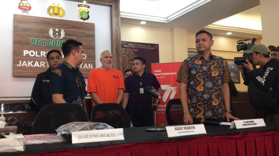 Pierre Gruno memakai baju tahanan saat diperlihatkan di jumpa pers kasus penganiayaan di Polres Jakarta Selatan, Jumat (14/7/2023) [Suara.com/Rena Pangesti]