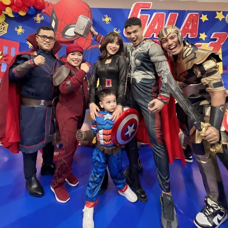 Fuji dan Keluarga Pakai Kostum Super Hero di Ulang Tahun Gala Sky (Instagram)