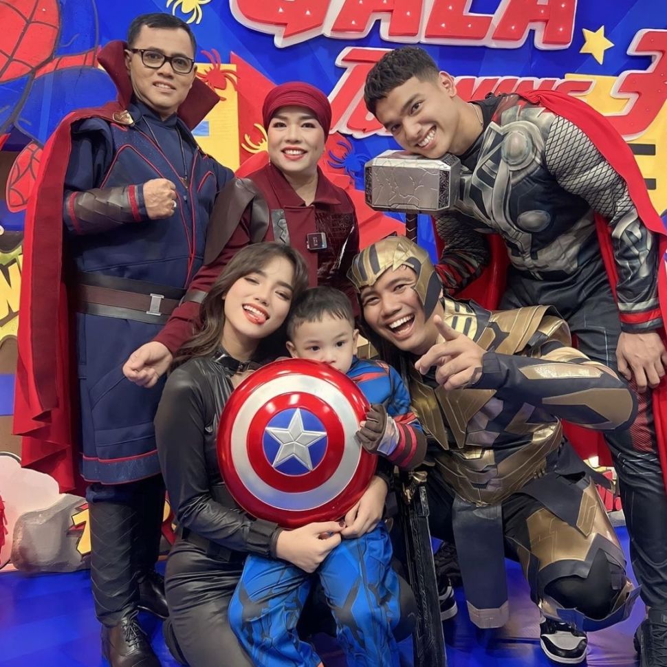 Fuji dan Keluarga Pakai Kostum Super Hero di Ulang Tahun Gala Sky (Instagram)