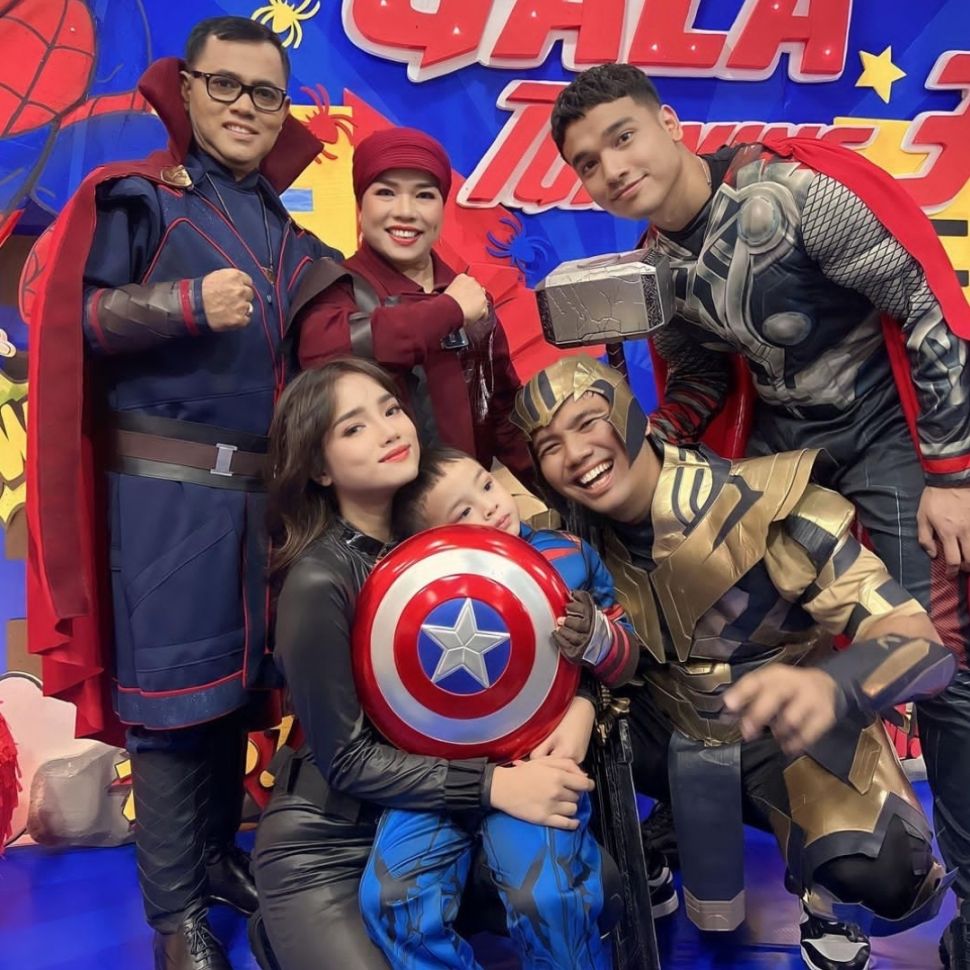 Fuji dan Keluarga Pakai Kostum Super Hero di Ulang Tahun Gala Sky (Instagram)