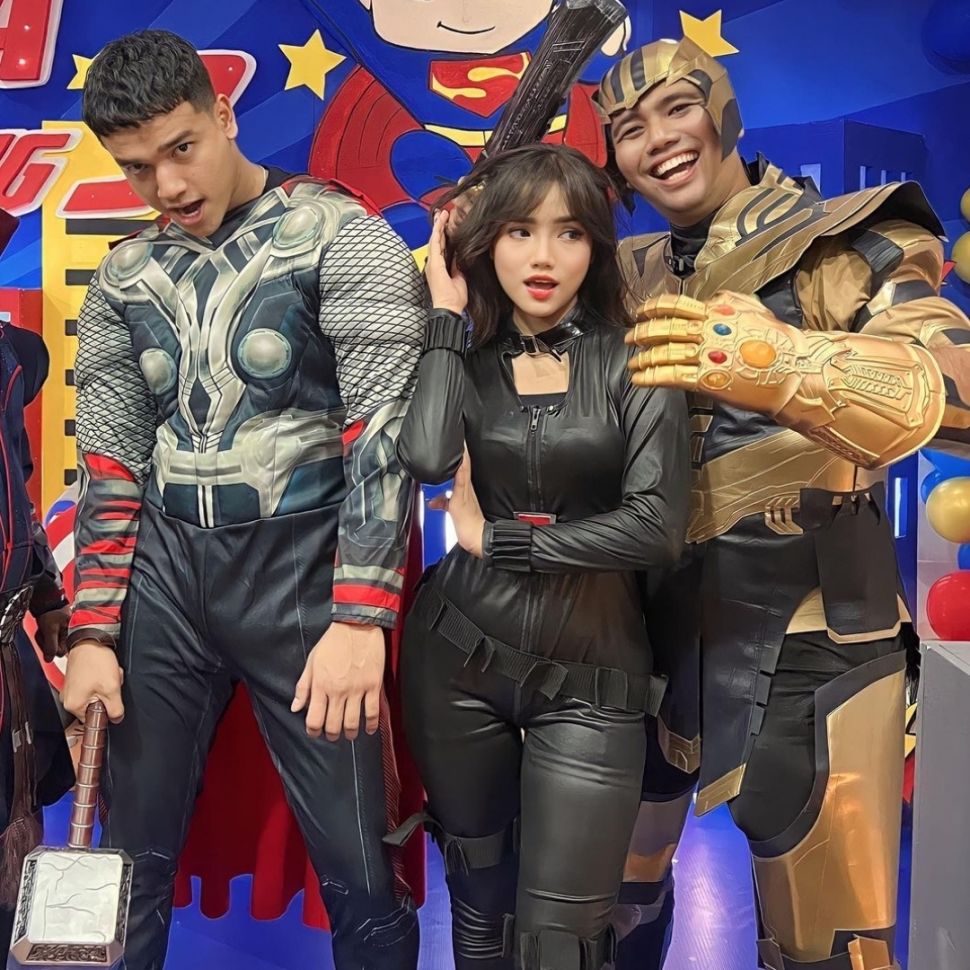 Fuji dan Keluarga Pakai Kostum Super Hero di Ulang Tahun Gala Sky (Instagram)