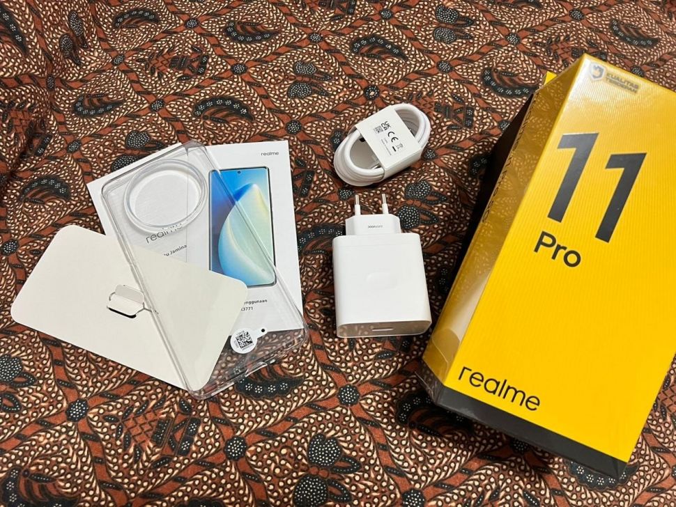 Isi boks realme 11 Pro 5G.