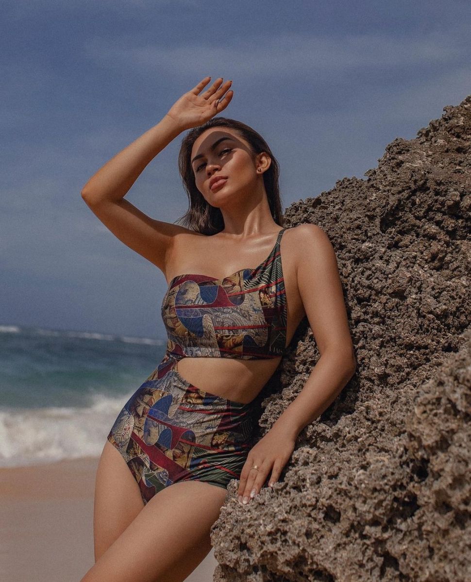 Potret seksi artis mengenakan baju renang.  (Instagram/@arieltatum) 