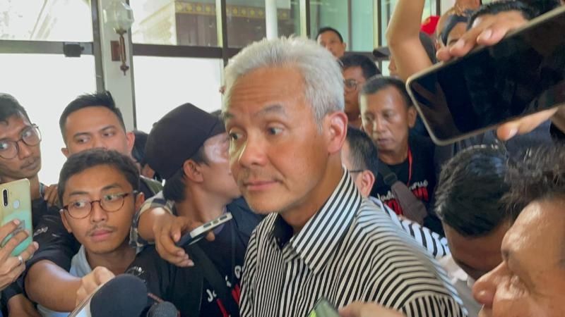 Bakal calon presiden (capres) Ganjar Pranowo usai menghadiri acara relawannya di Wisna Serbaguna, Jakarta Pusat, Rabu (19/7/2023). (Suara.com/Rakha)