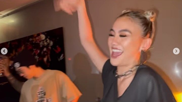 Potret Agnez Mo dapat kejutan ultah di Korea. (Instagram/@agnezmo)