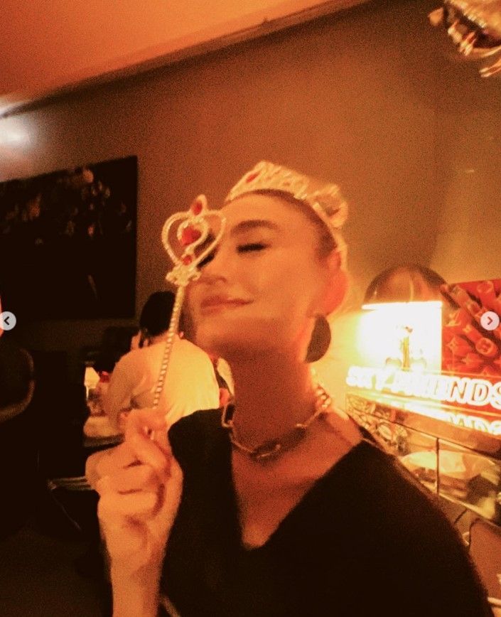 Potret Agnez Mo dapat kejutan ultah di Korea. (Instagram/@agnezmo)