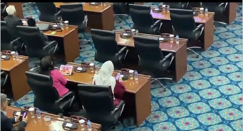 Anggota DPRD DKI Jakarta dari Fraksi PDIP Cinta Mega diduga tengah asyik bermain game judi slot ketika menghadiri Rapat Paripurna DPRD DKI Jakarta pada Kamis (20/7/2023). (Tangkap layar video)