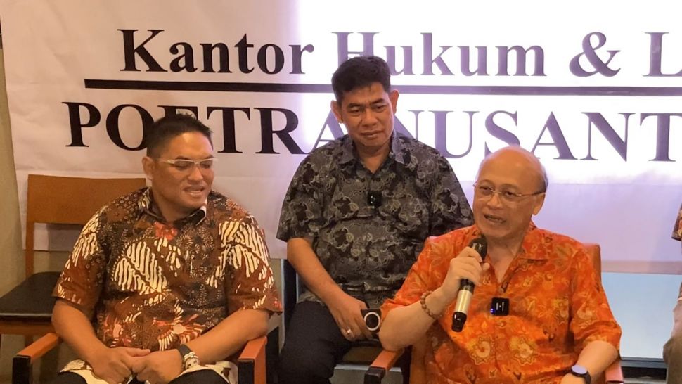 Mario Teguh saat memberikan keterangan pada awak media terkait dugaan kasus penggelapan di kawasan Cikini, Jakarta, Sabtu (22/7/2023) [Suara.com/Adiyoga Priyambodo]