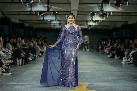 Adu gaya Erina Gudono vs Yuki Kato di Jakarta Food and Fashion Festival (JF3) 2023. (Dini/Suara.com)