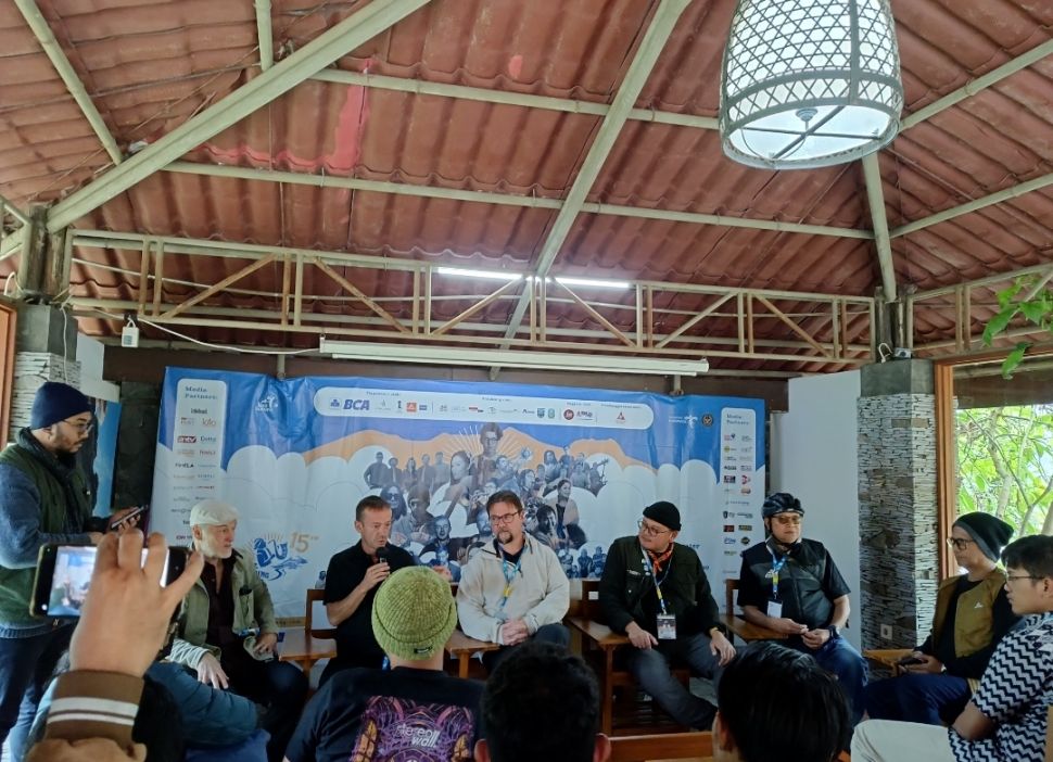 Konferensi Pers bersama musisi jazz asal Perancis, Jeremie Ternoy Trio yang terlibat dan menyemarakkan pagelaran Jazz Gunung Bromo 2023. (Dok: Suara.com)