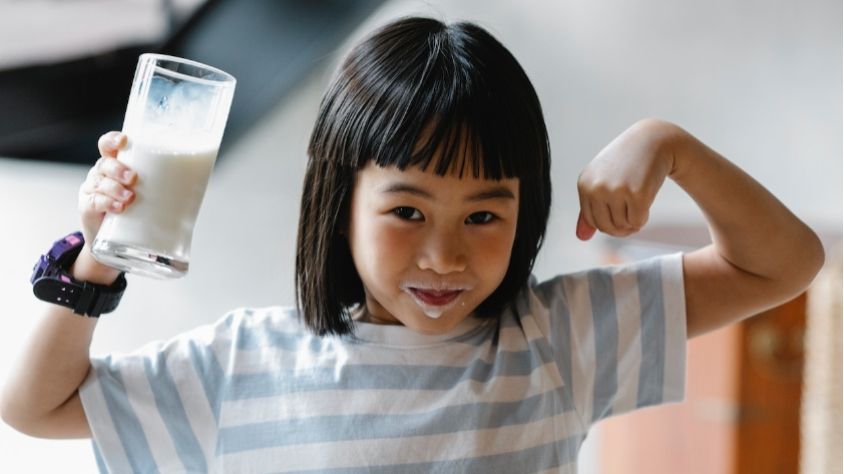 Ilustrasi anak minum susu [Pexels/Alexgreen]