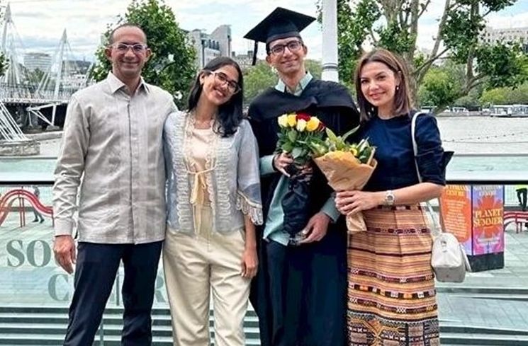 Potret Najwa Shihab hadiri wisuda anak di London. (Instagram/@najwashihab)