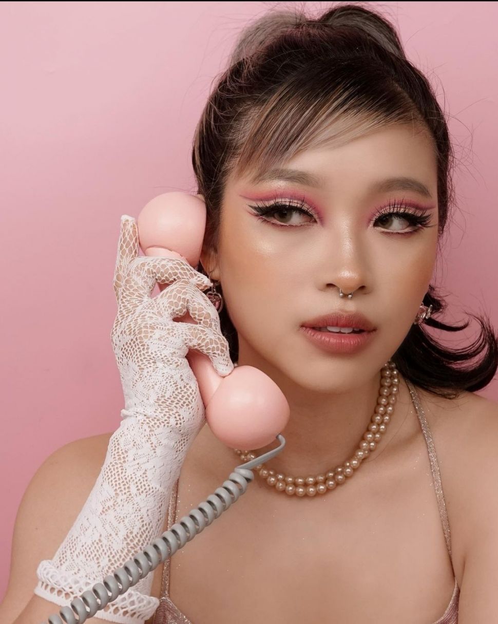 Potret Beauty Influencer Dandan Ala Barbie. (Instagram/@cindercella) 