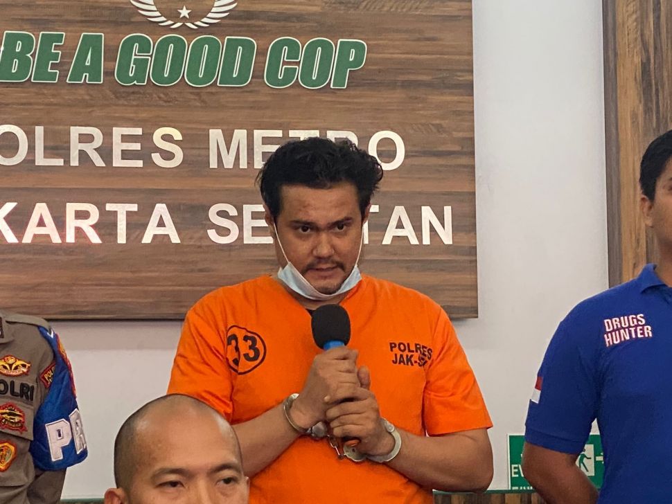 Bobby Joseph saat ditampilkan ke publik usai ditetapkan sebagai tersangka kasus narkoba di Polres Metro Jakarta Selatan, Selasa (25/7/2023). [Suara.com/Tiara Rosana]