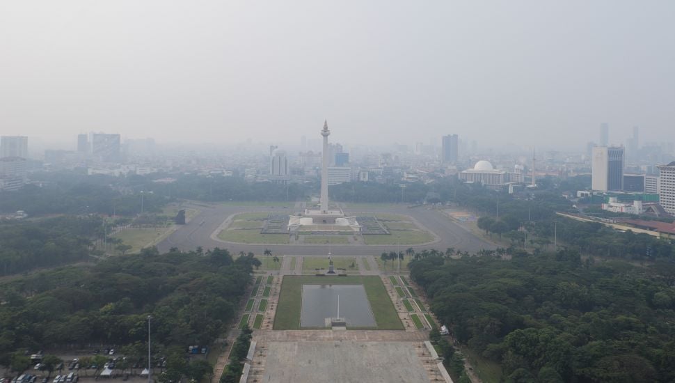 Suasana Jakarta yang terlihat samar karena polusi udara difoto dari atas Gedung Perpustakaan Nasional (Perpusnas), Jakarta, Selasa (25/7/2023). [Suara.com/Alfian Winanto]