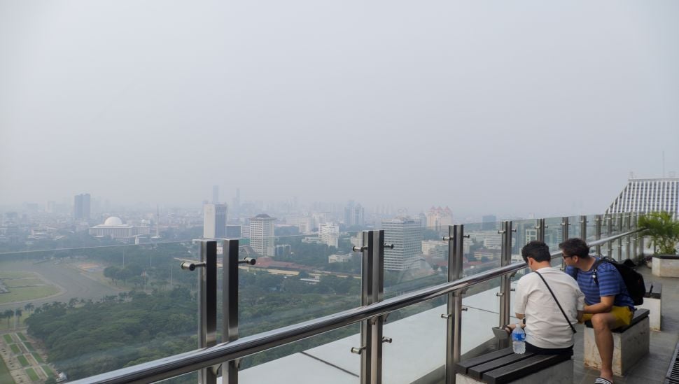 Suasana Jakarta yang terlihat samar karena polusi udara difoto dari atas Gedung Perpustakaan Nasional (Perpusnas), Jakarta, Selasa (25/7/2023). [Suara.com/Alfian Winanto]